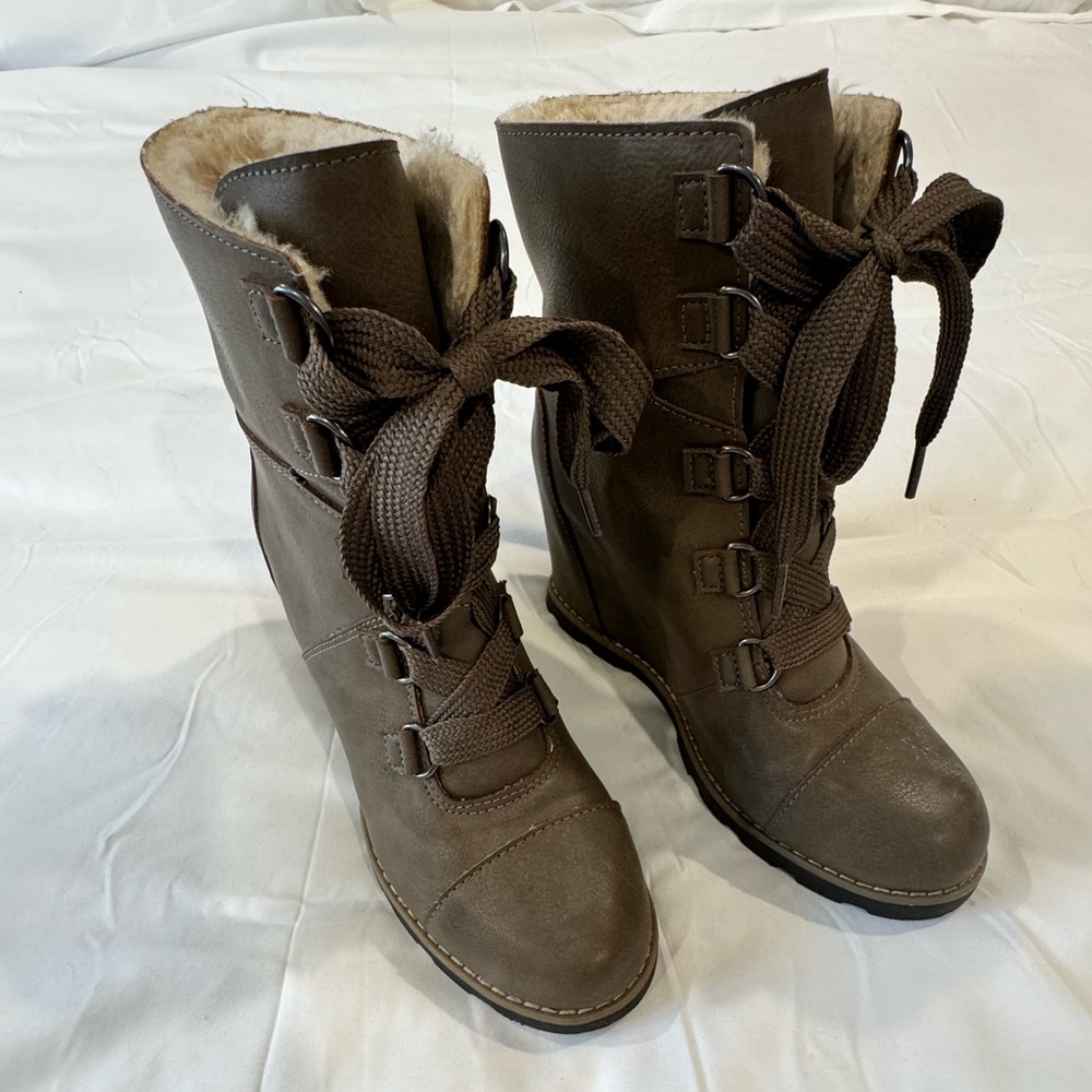 Universal Thread like new lace up wedge boots
